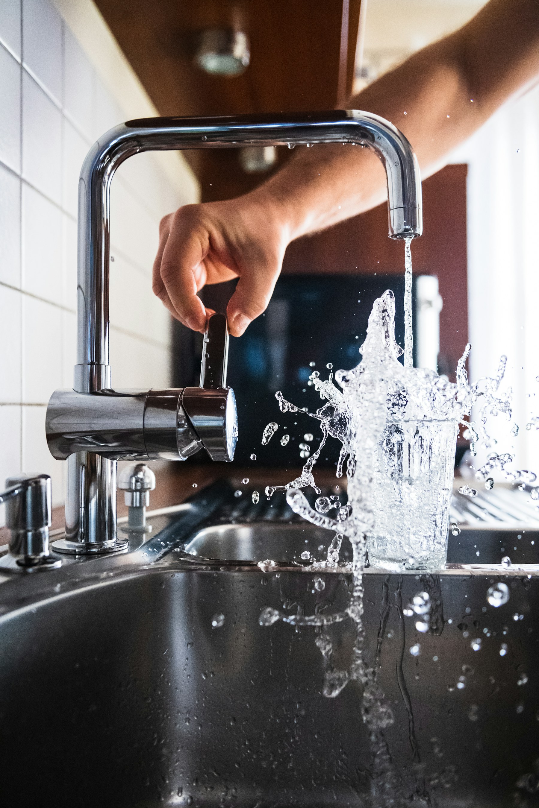Rubinetto della cucina con acqua che scorre