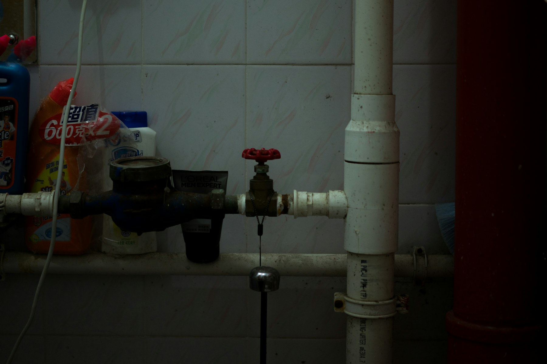 Tubazioni e valvola sotto un lavabo