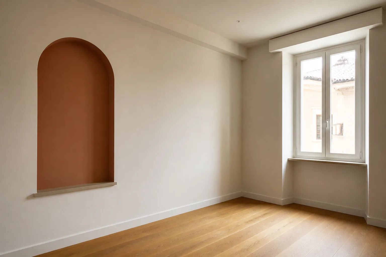 Ambiente interno con pareti tinteggiate e una nicchia color terracotta